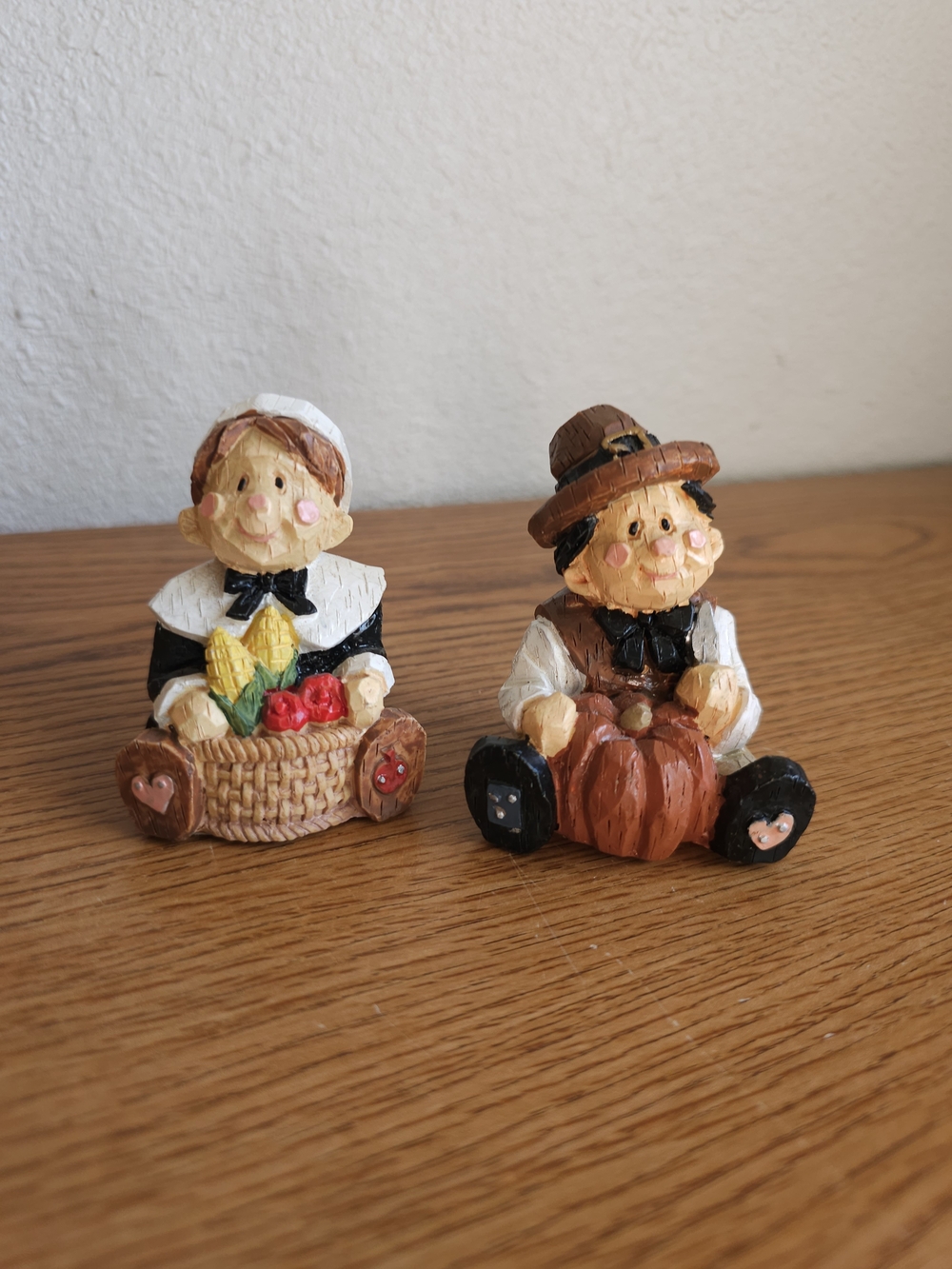 Fall Pilgrim Couple Figurines Harvest Pumpkins 2.5 Inches Tall